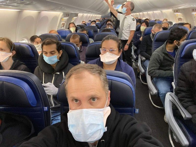 Как защитить себя от заражения коронавирусом во время авиаперелёта