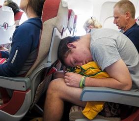 Почему опасно откидывать спинку кресла в самолете