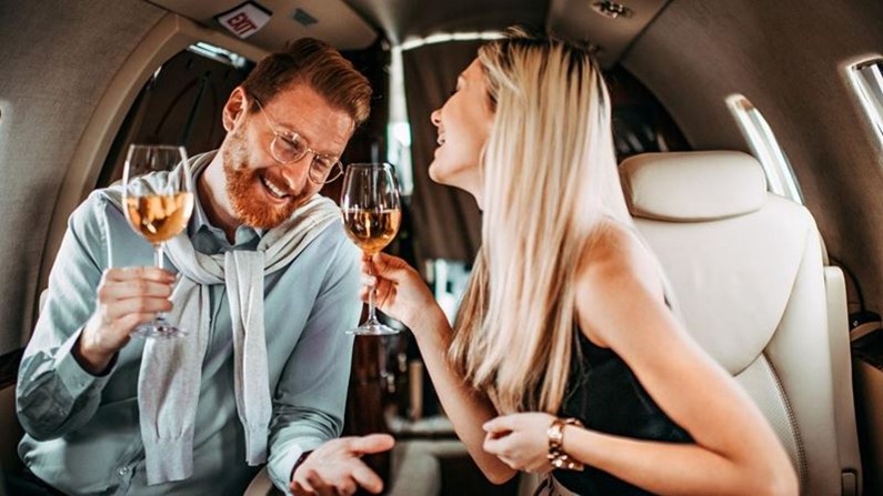 Пить или не пить в полёте, и что делать, если в самолете пьяный и агрессивный пассажир?