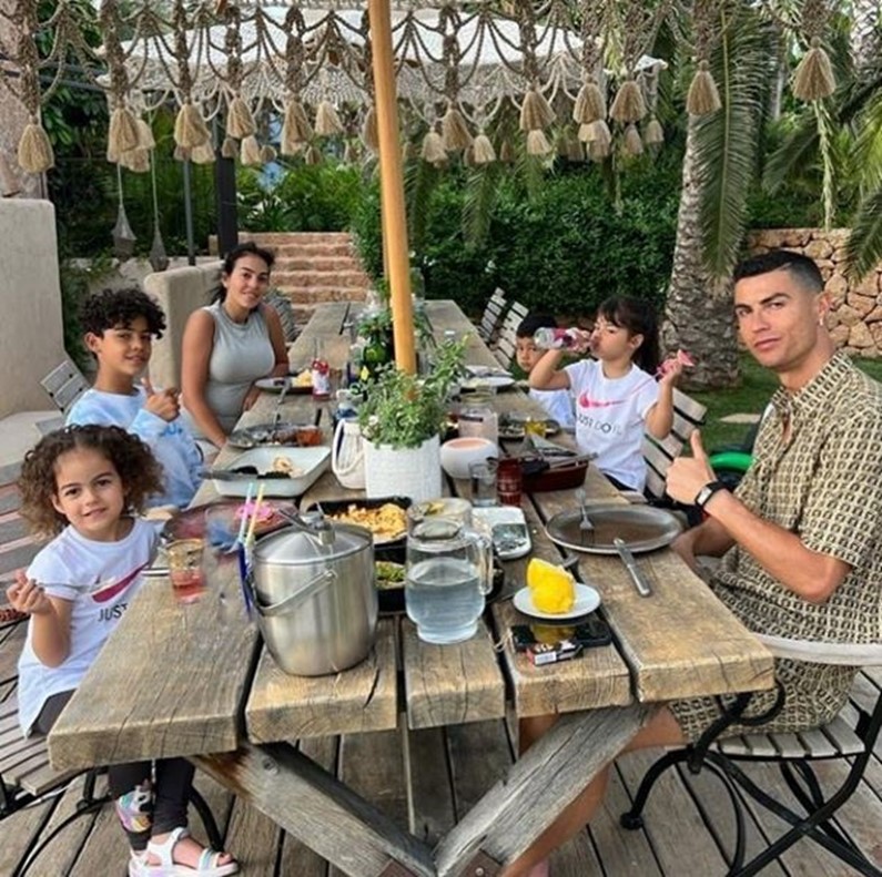 Роналду вывез семью на роскошный отдых. ФОТО