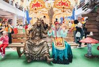 Волшебная точка притяжения туристов: скульптура Бабы Яги в ЦДМ на Лубянке