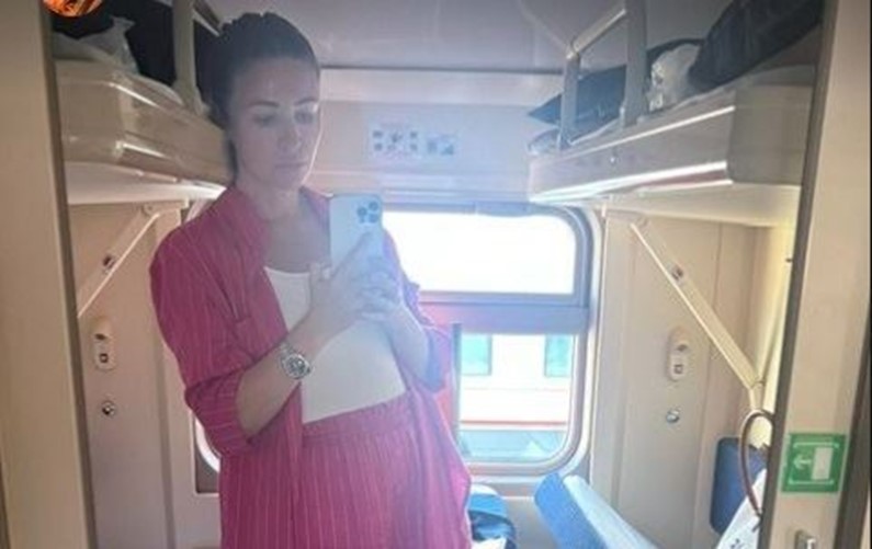 «Духота какая!» Блиновская выкупила целое купе поезда в Крым и осталась недовольна