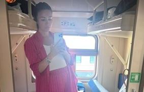 «Духота какая!» Блиновская выкупила целое купе поезда в Крым и осталась недовольна