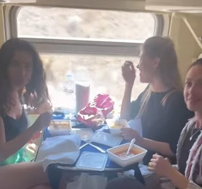 Доширак и минералка. Блиновская показала обед в фирменном поезде в Крым