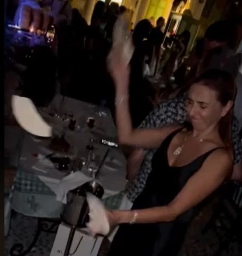 Навка ушла в разгул и разбила тарелки на отдыхе в Греции
