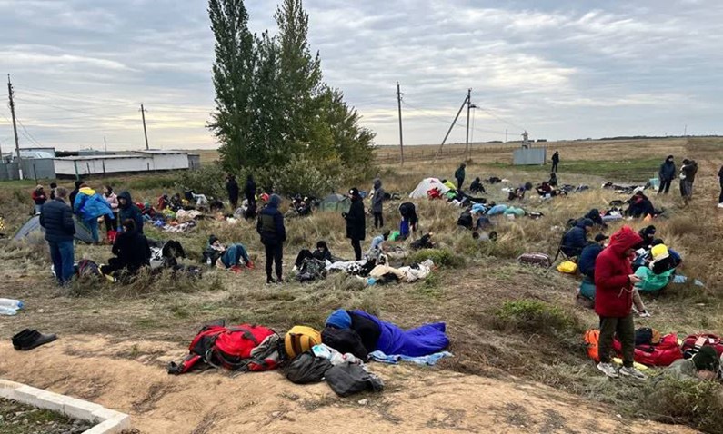 «Пустые бутылки и пакеты». Что происходит сейчас на границе РФ и Казахстана?