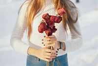 Какие цветы дарят женщинам в России