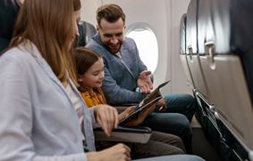 Почему друзья, семьи или пары хотят сидеть вместе во время полета? 