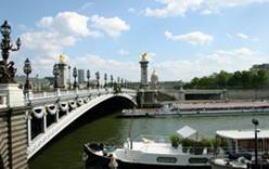 В Париже затонул катер с туристами: есть жертвы 