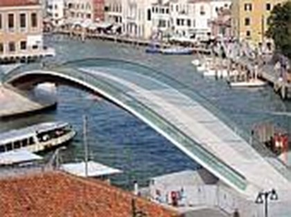 Новый мост в Венеции оказался опасен для туристов