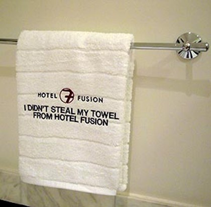 Брошенное полотенце. Полотенца в отеле. Полотенца в гостиничном номере. Оригинальные полотенца. Номера на полотенца.