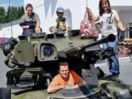 Немецкая семья ездит за покупками на танке