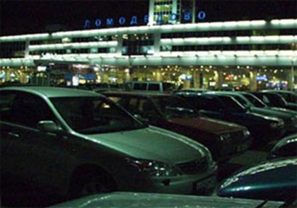 В аэропорту Домодедово оказывают помощь в запуске двигателя автомобиля
