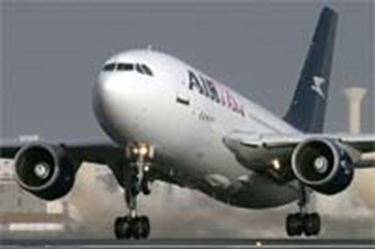 Группа «Глупый самолёт» устроила задержку рейсов в аэропорту