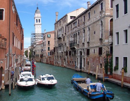 Мэр Венеции застукал туриста за грязным делом
