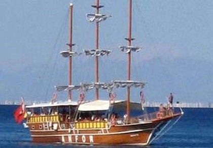 На турецком курорте затонула яхта с интуристами