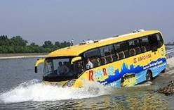 В венгерской столице туристов катают на плавающем автобусе