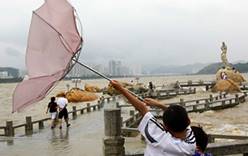 С китайского острова Хайнань эвакуируют туристов