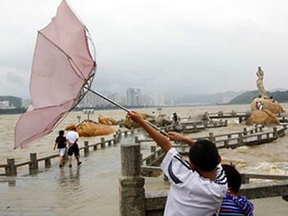 С китайского острова Хайнань эвакуируют туристов