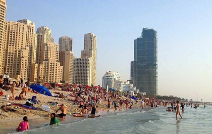 На пляжах Дубая борятся с сексуальными домогательствами