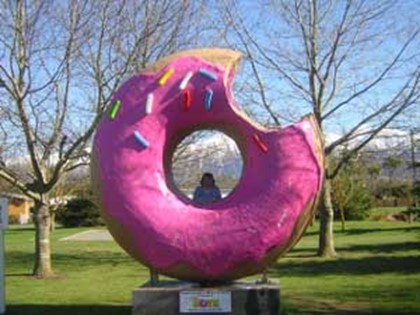Вандалы «съели» памятник пончику