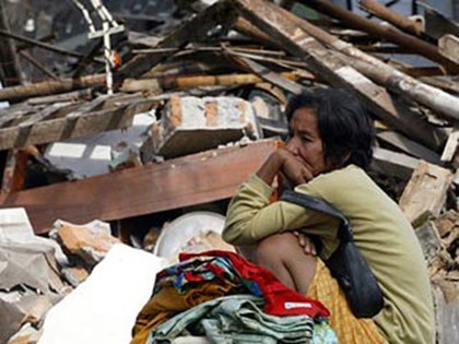 Под рухнувшей крышей аэропорта в Паданге находятся сотни человек