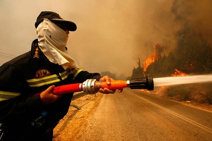 В Греции туристов эвакуируют из зоны пожара