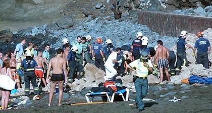 Туристы оказались погребенными под камнями на пляже Тенерифе