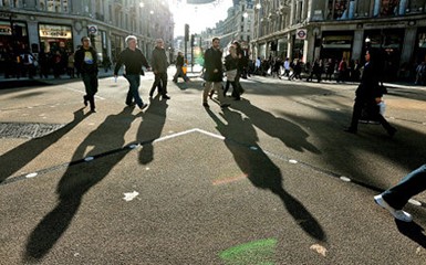 В Лондоне пешеходов учат ходить по диагонали