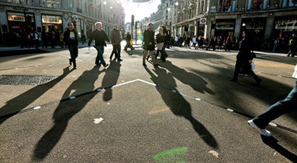 В Лондоне пешеходов учат ходить по диагонали