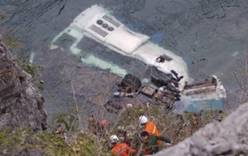 Туристический автобус рухнул в океан: 13 погибших