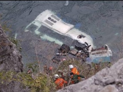 Туристический автобус рухнул в океан: 13 погибших