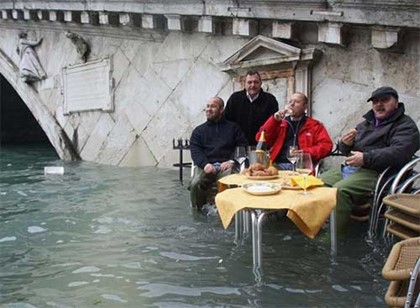 В Венеции туристы блокированы в отелях из-за наводнения