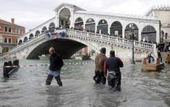 Рекордное наводнение в Венеции испортило отдых туристам