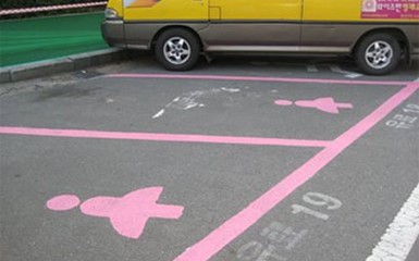На «женских парковках» места будут на метр шире