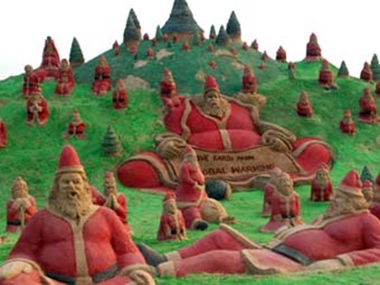 В Индии Санта-Клаусов вылепили из песка