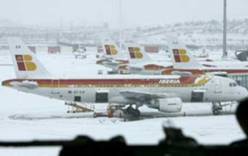 Снегопад парализовал работу аэропорта Мадрида