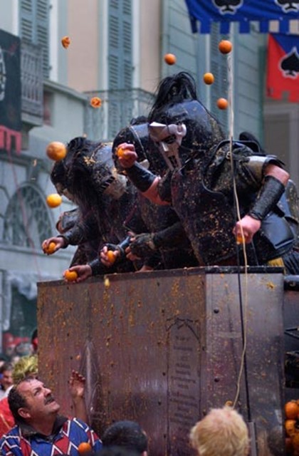 На карнавале в Италии состоялась битва апельсинами