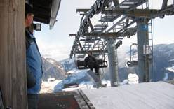 В Альпах турист застрял на подъемнике и сжег все деньги, чтобы не замерзнуть