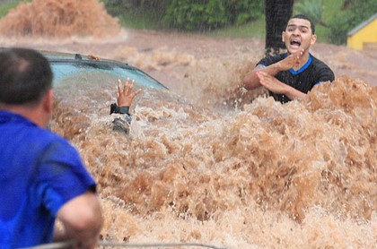 Число жертв наводнения в Рио-Де-Жанейро достигло 180 человек