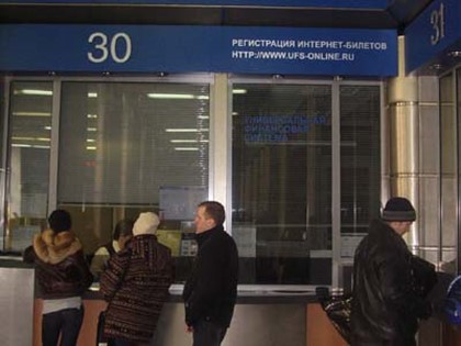 Туристы не спешат покупать билеты на поезд в связи с отменой авиарейсов