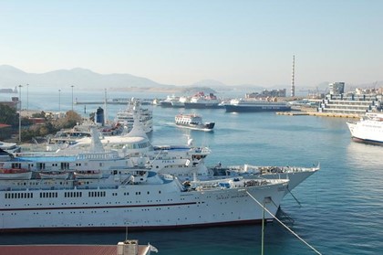 В пассажирском порту Афин блокировано движение паромов