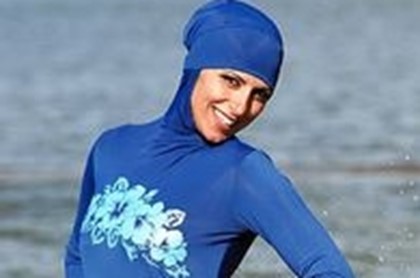 Мусульманкам разрешили купаться в бассейнах в «буркини»
