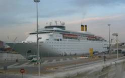 Круизный лайнер Costa Classica протаранил танкер и «потерял» 44 туриста