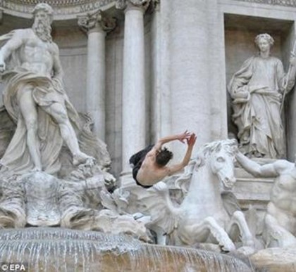 Пьяный румын устроил заплыв в знаменитом римском фонтане