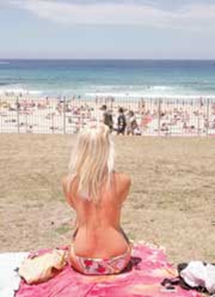 Итальянский суд не только оправдал девушку, которая загорала топлесс на пляже, но и присудил ей компенсацию в 25 тысяч евро