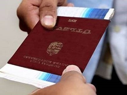 За венгерским паспортом обратились тысячи украинцев
