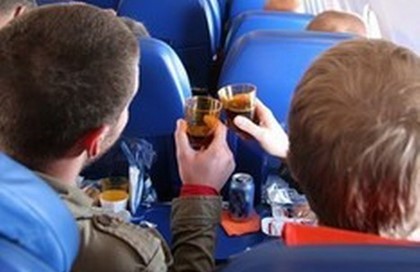 Пьяные пассажиры избили стюардессу