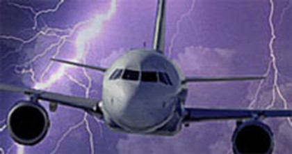 Страшные кадры удара молнии в самолет удалось поймать британцу (видео)