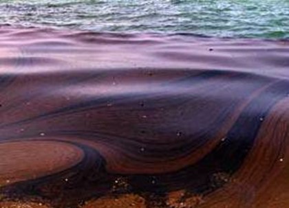 Пляжи Одессы очищают от нефти